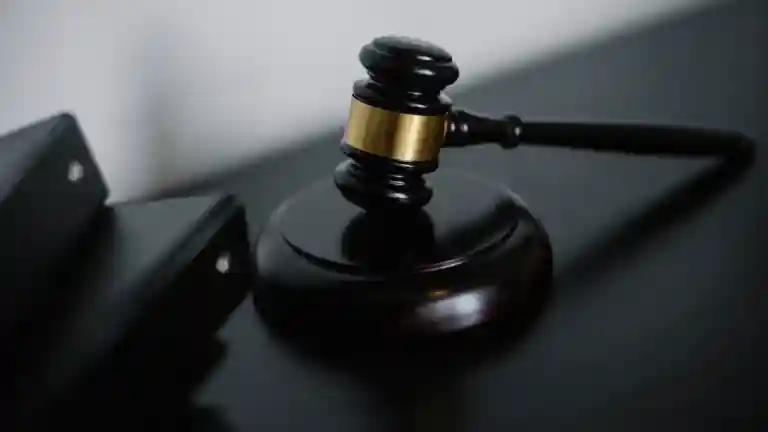 Homme mûr en costume dans un bureau