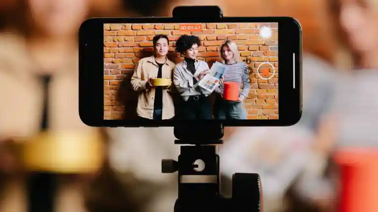 Smartphone filmant plusieurs personnes pour illustrer un casting de vidéos verticales à Lille