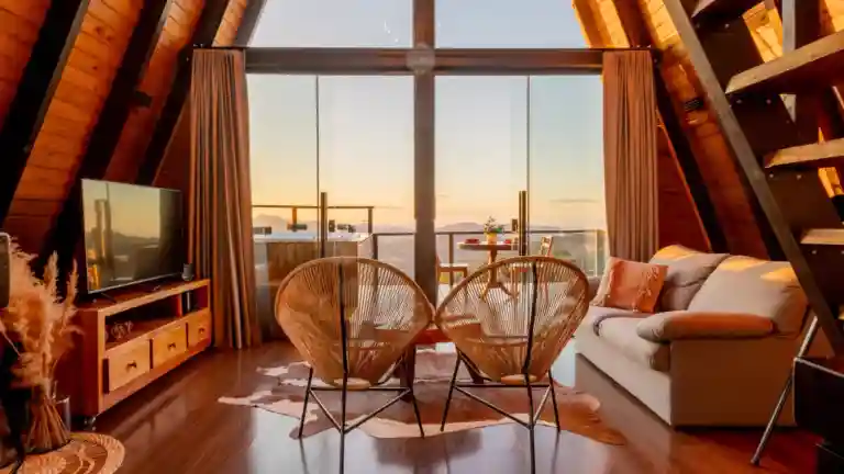 Intérieur d'un logement de montagne avec espace de séjour et baie vitrée