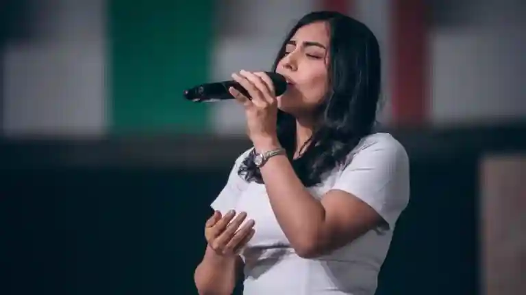Femme chantant dans un microphone sur scène