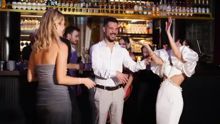 Personnes élégantes réunies lors d'une soirée en club