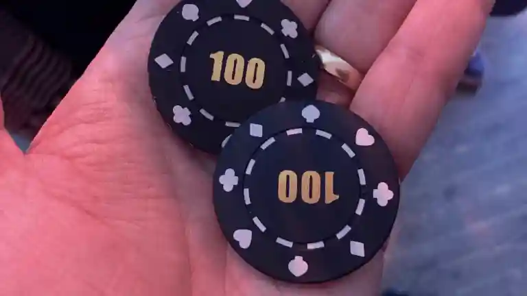 Jetons de casino tenus dans une main, illustration du casting pour un cercle de jeu