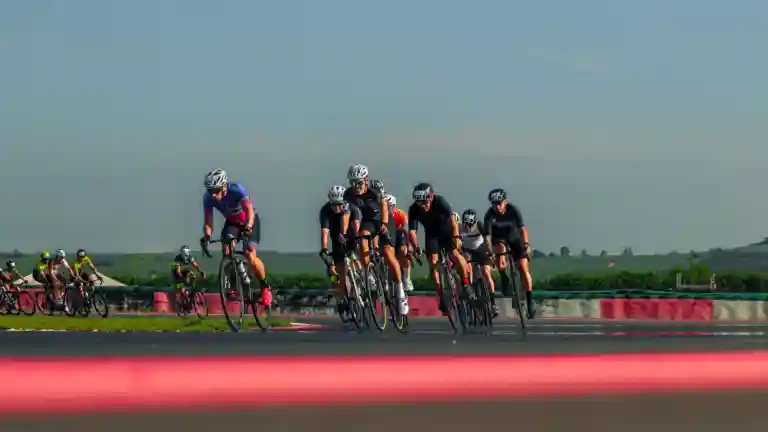 Peloton de cyclistes sur route pendant une course