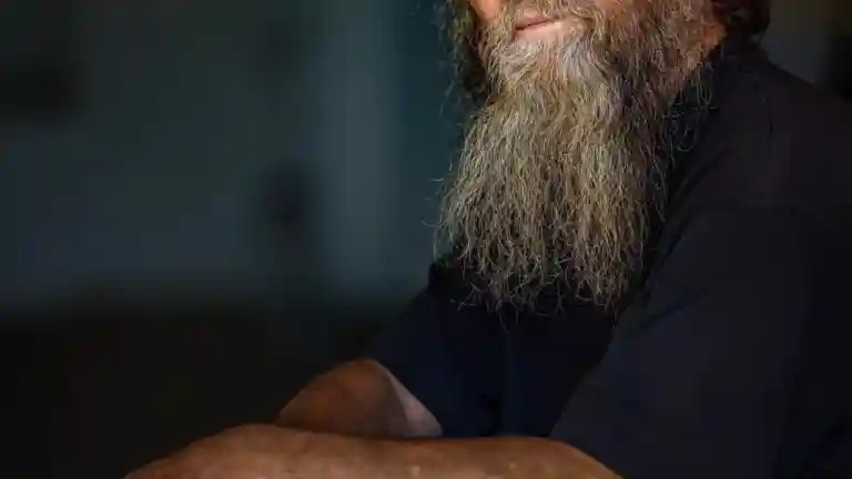 Homme mûr barbu en portrait sombre