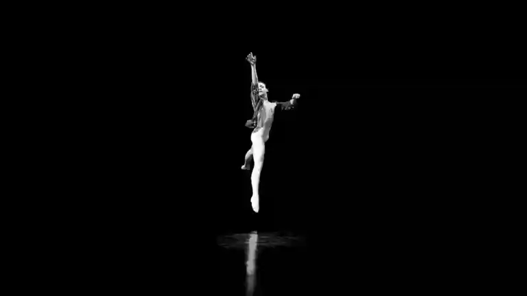 Danseur photographié en mouvement sur une scène sombre