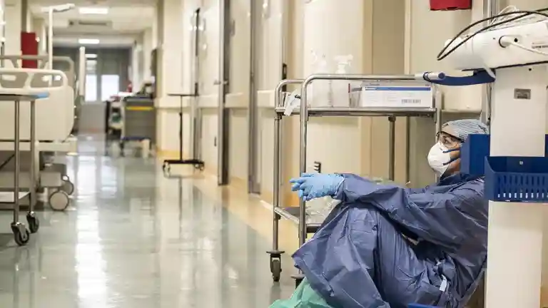 Professionnel de santé dans un couloir hospitalier