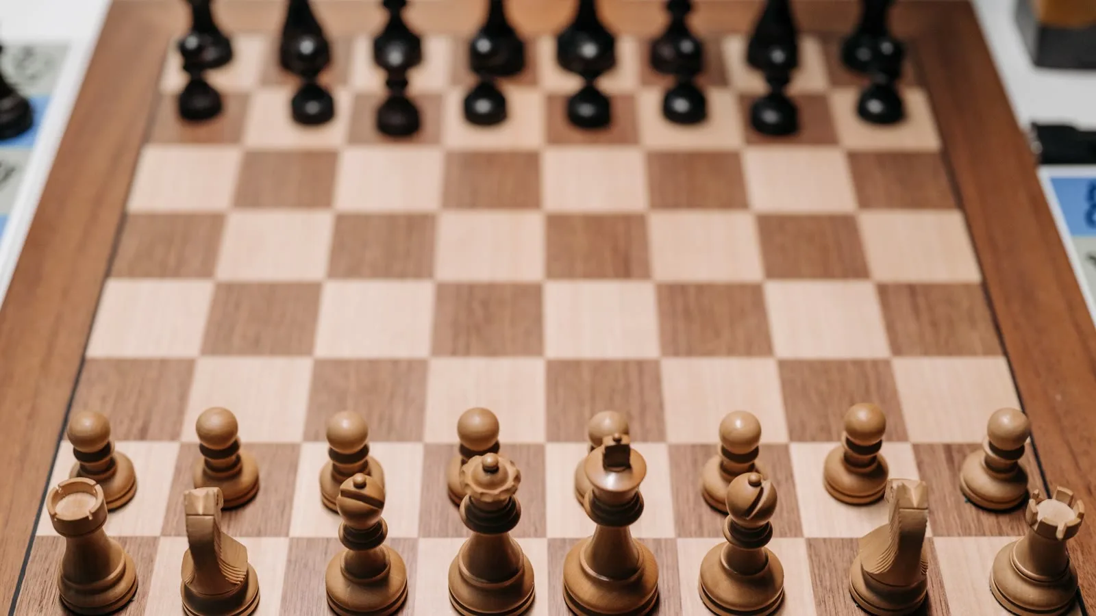 Échiquier illustrant une adaptation théâtrale du Joueur d'échecs (image illustrative, non issue de la production)