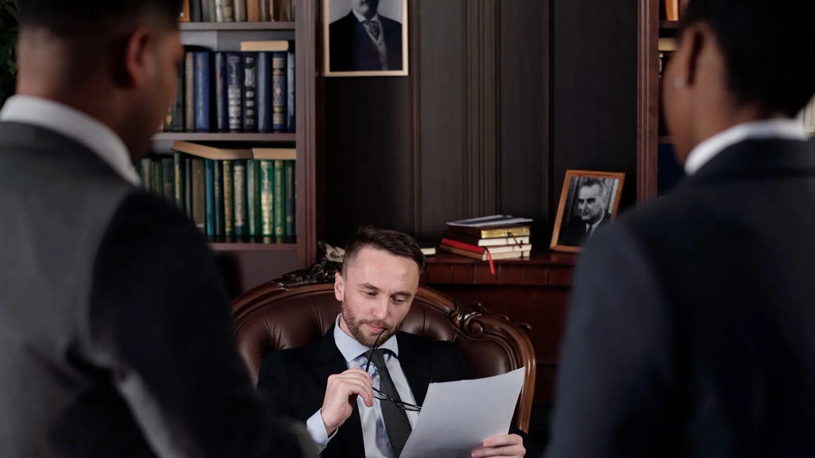 Professionnels réunis dans un cabinet juridique, illustration du casting EIFELTOD