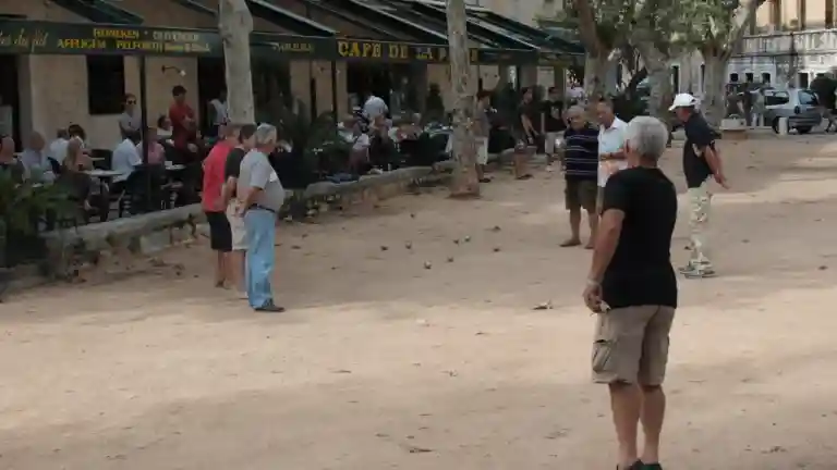Hommes jouant à la pétanque pour illustrer un rôle théâtral provençal