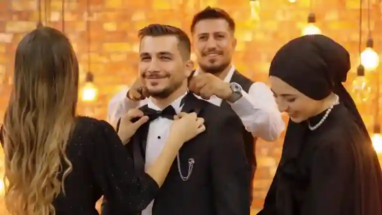 Groupe de personnes en tenue de cérémonie