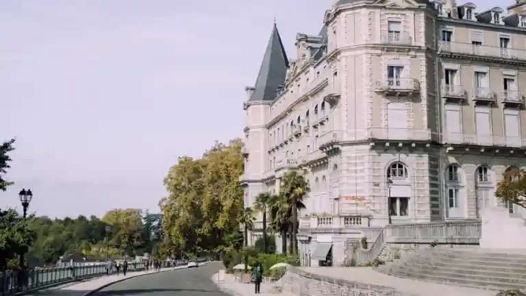 Vue urbaine de Pau avec une grande façade en pierre, illustration du lieu du tournage