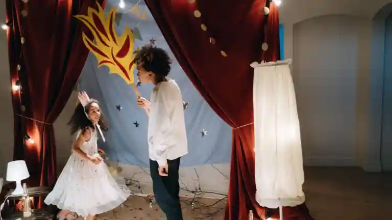 Deux enfants jouant une scène de théâtre pour illustrer le casting du film Gaudoin et Fils