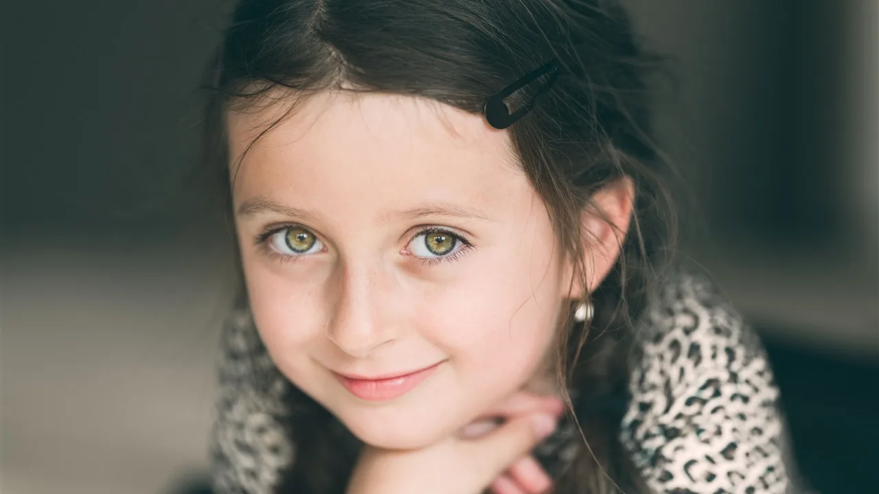 Portrait illustratif d’une jeune fille aux cheveux bruns