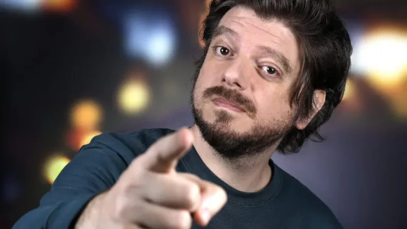 Greg Guillotin face à l'objectif, photographié par Cédric Perrin