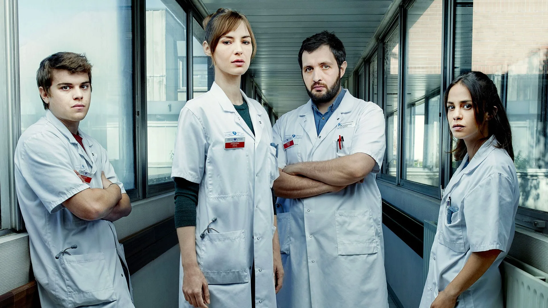Équipe médicale de la série Hippocrate dans un couloir d’hôpital