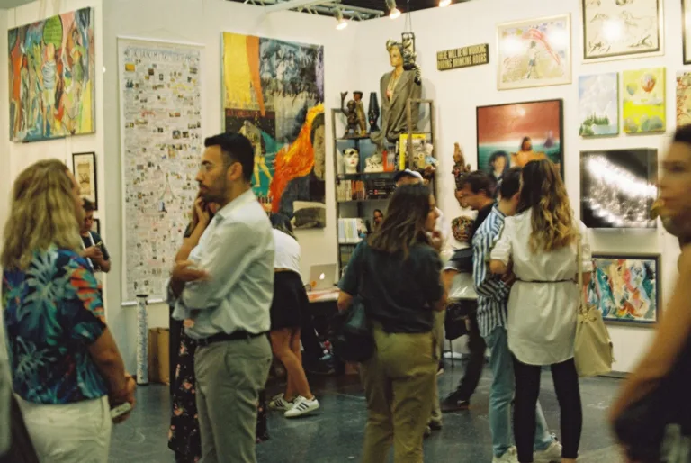 Casting invités internationaux pour un vernissage à Paris