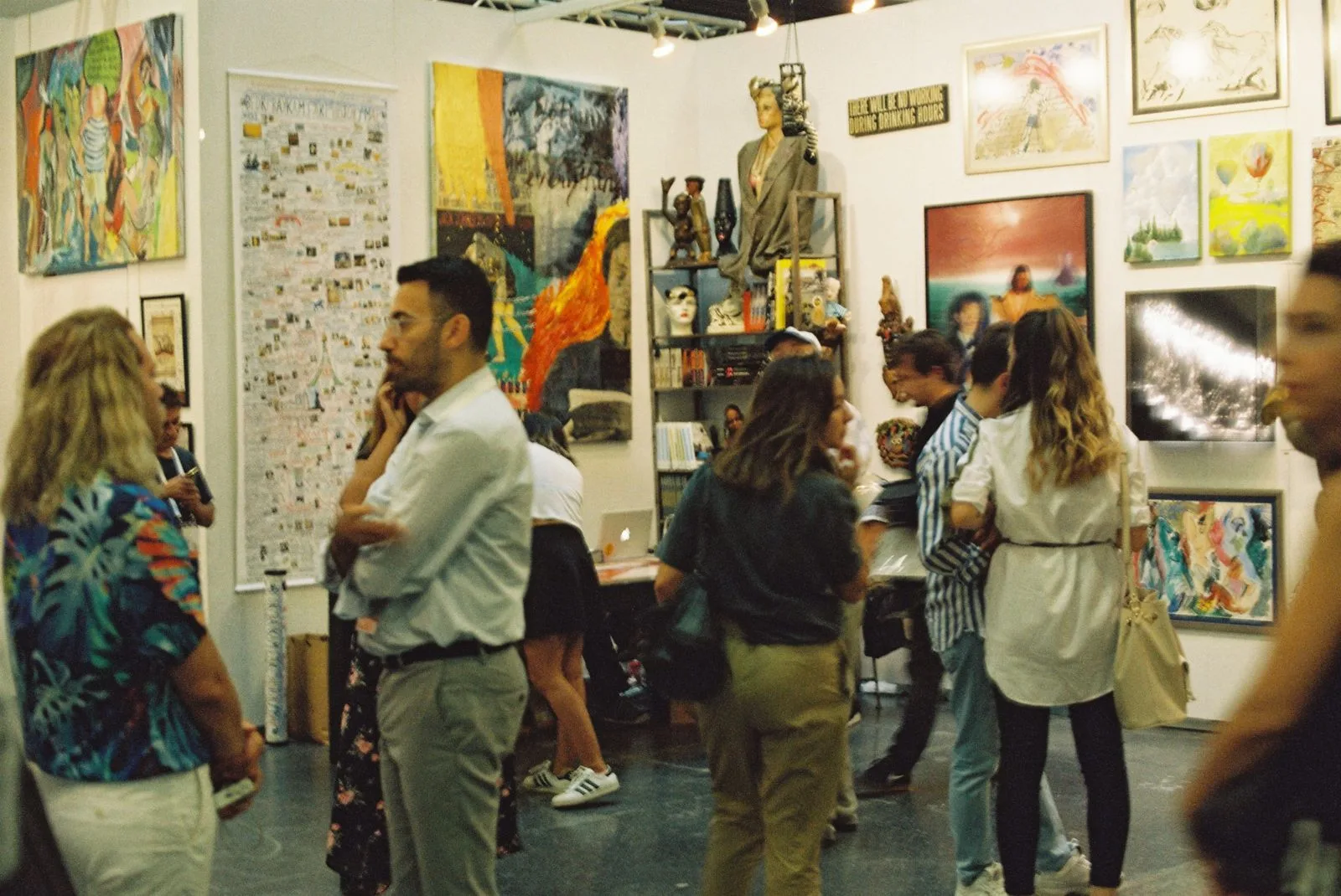 Invités réunis dans une galerie d'art pour une scène de vernissage à Paris