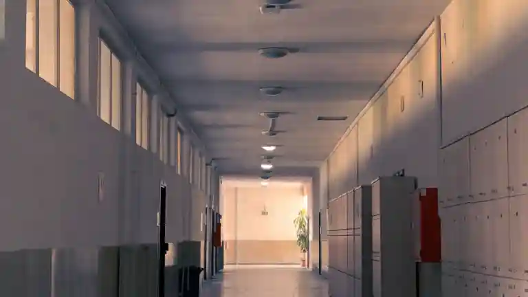 Couloir de lycée avec rangées de casiers