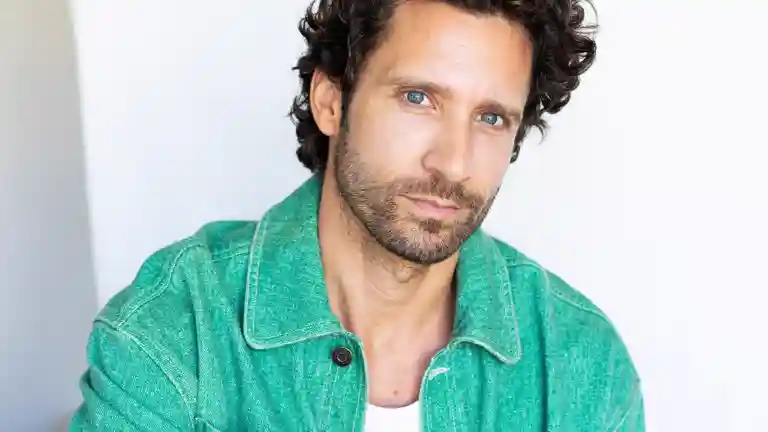 Portrait d’un homme adulte, illustration du casting doublure homme pour Match retour