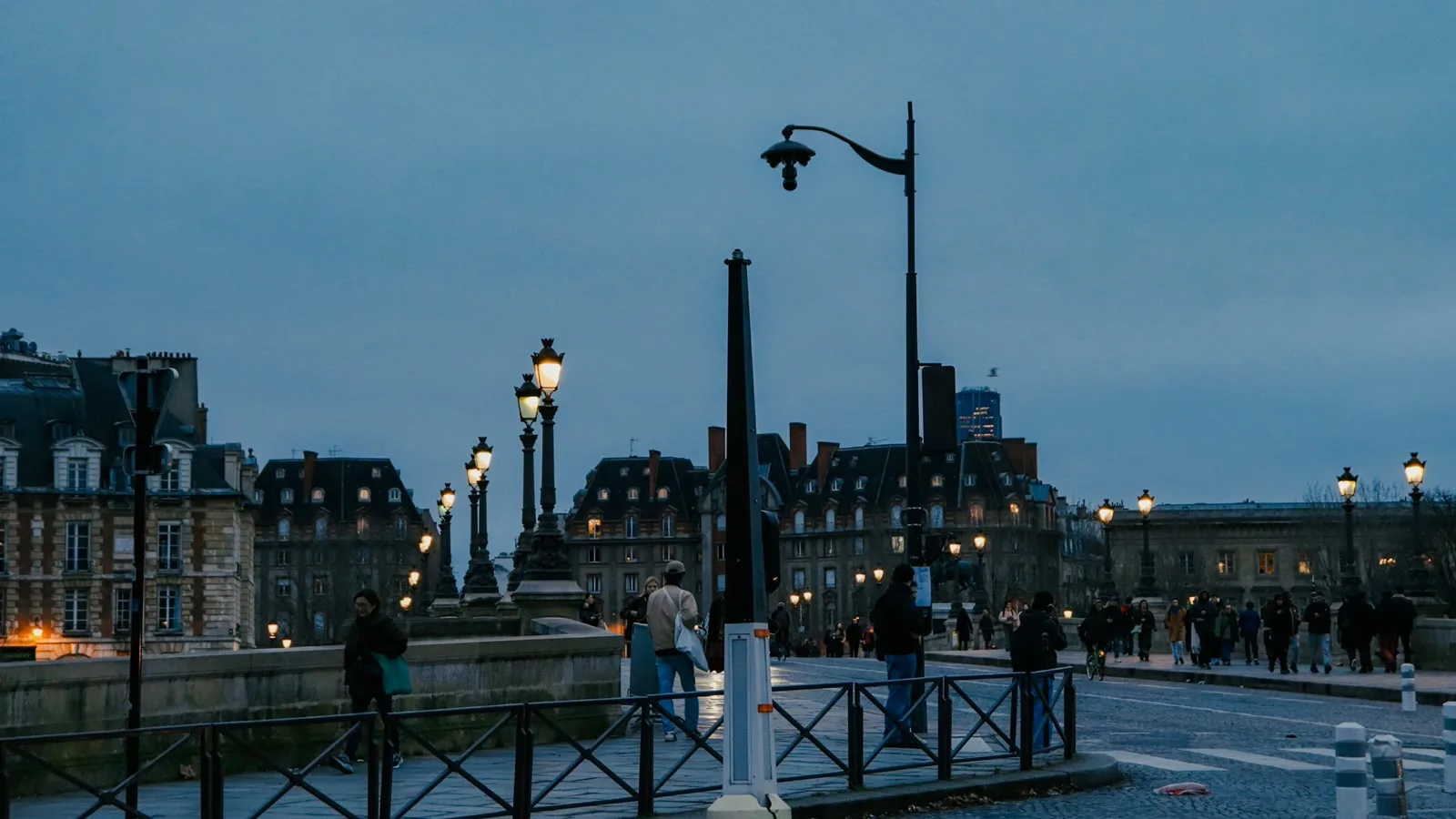 [URGENT] Casting passants de nuit pour un docu-fiction à Paris
