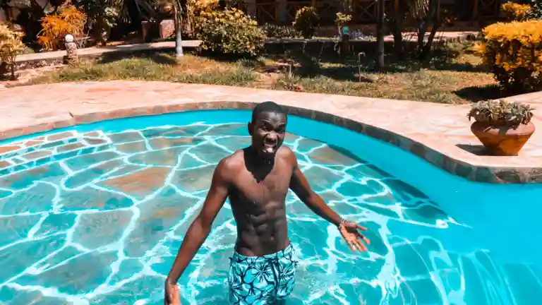 Homme dans une piscine, illustration du rôle de père