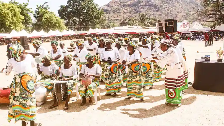 Femmes réunies en groupe lors d’un chant collectif