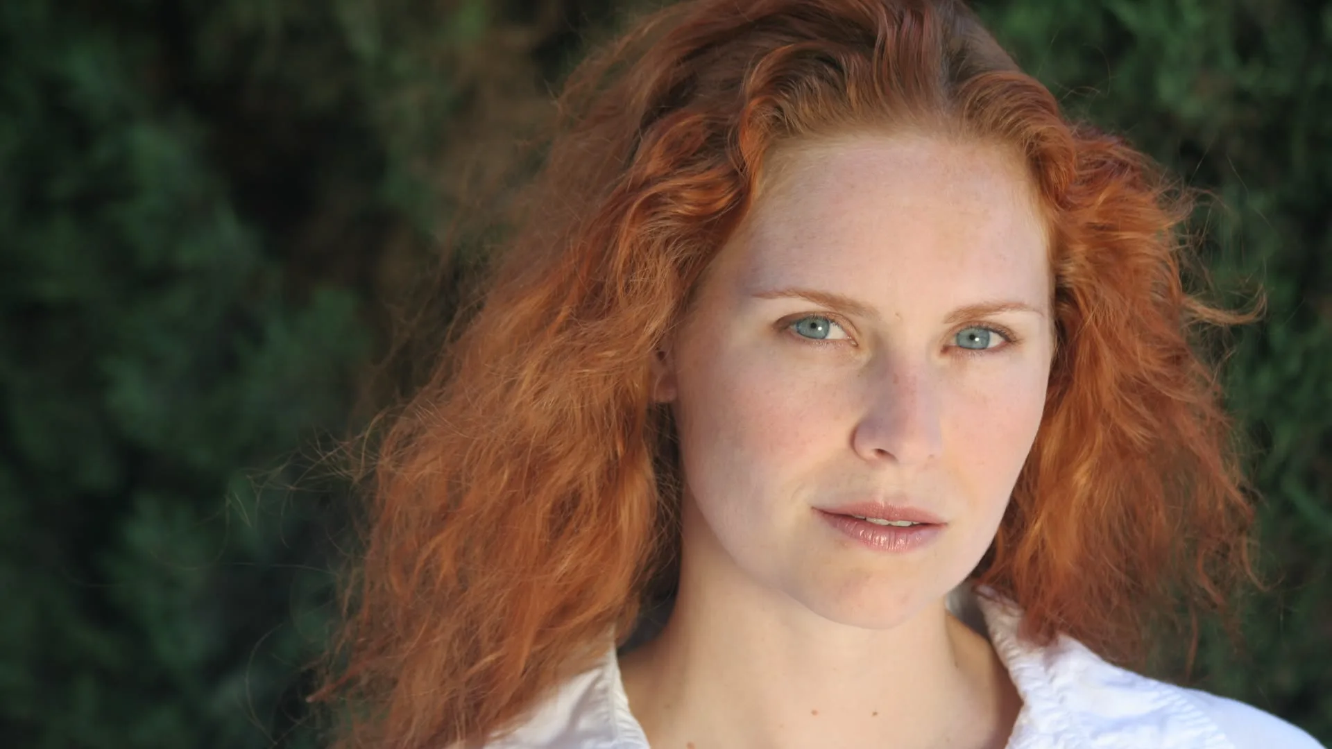 Portrait naturel d’une femme aux cheveux roux