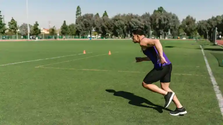 Athlète courant sur une piste pour illustrer un casting publicitaire de runner