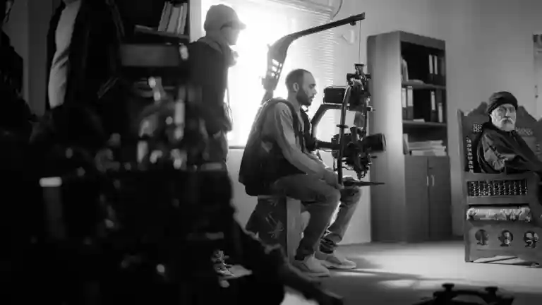 Plateau de cinéma avec un acteur senior pour illustrer un casting de long métrage