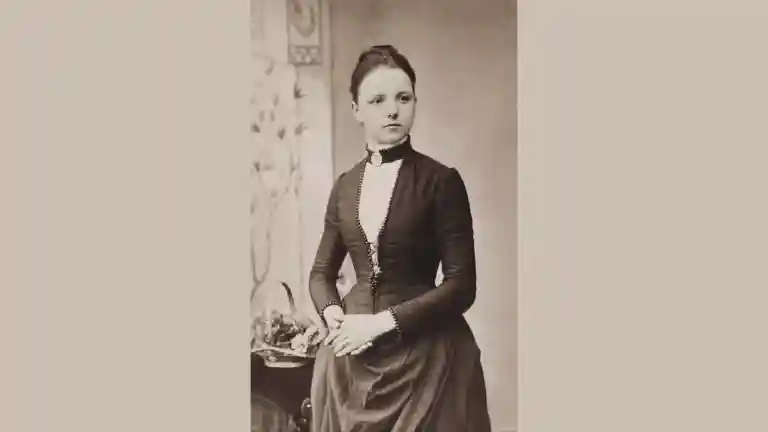 Portrait ancien en noir et blanc d'une femme vêtue d'une robe d'époque