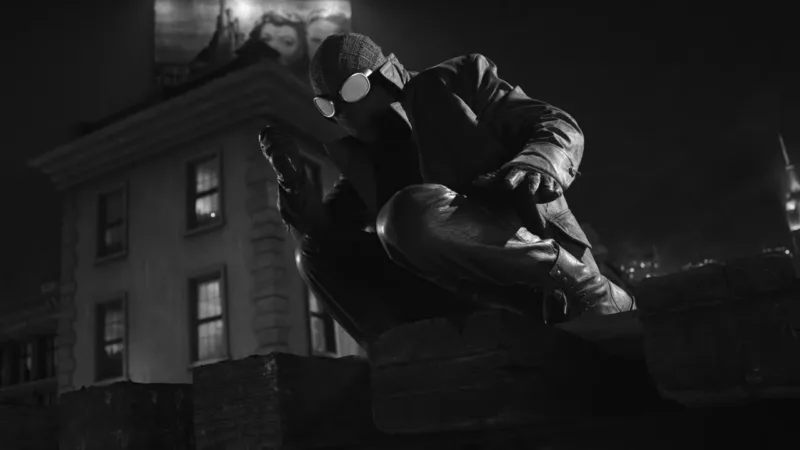 Nicolas Cage masqué en Spider-Noir sur un toit de New York