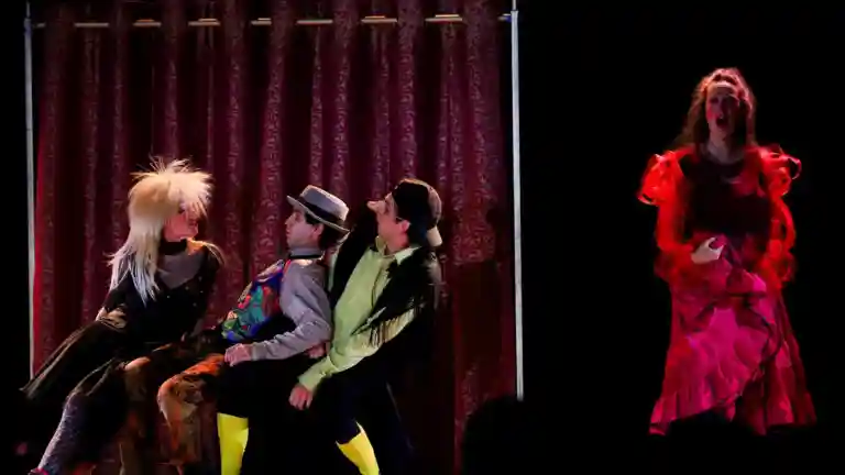 Comédiennes et comédiens en costume sur une scène de théâtre