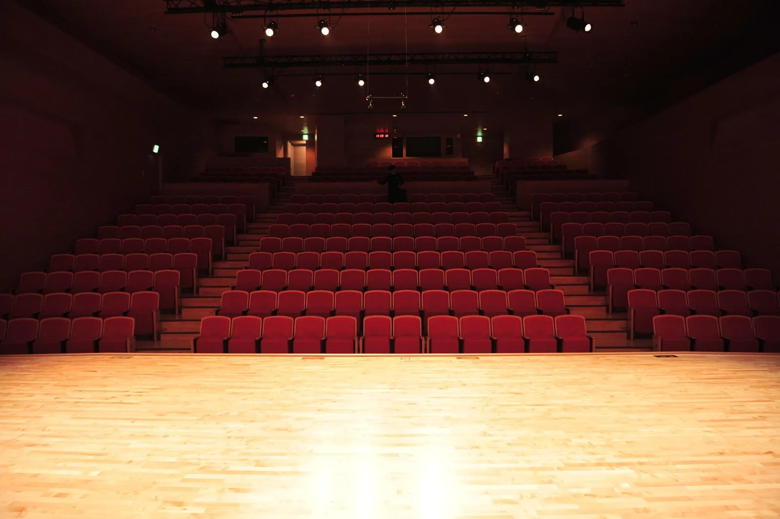 Scène de théâtre et rangées de fauteuils rouges