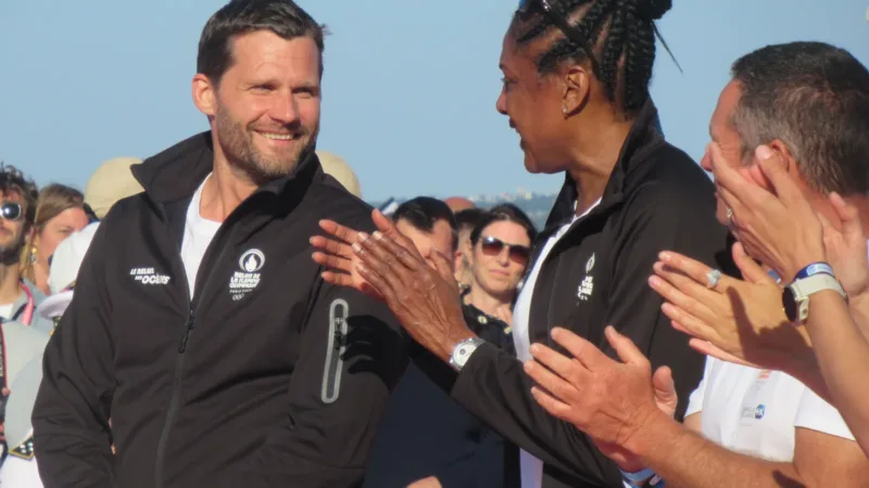 Alexis Michalik et Marie-José Pérec lors du relais olympique à Brest en 2024