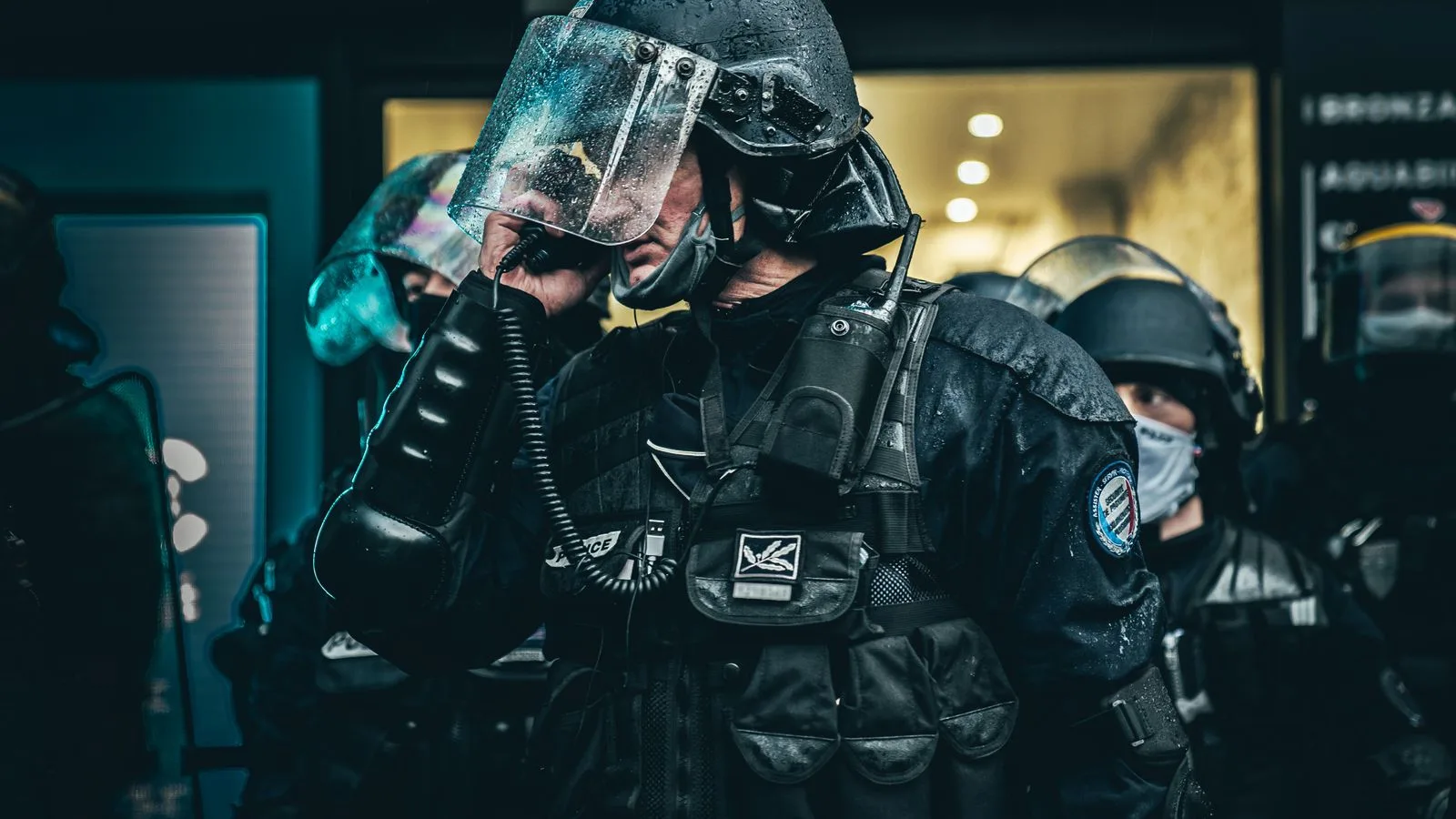 Des policiers français équipés dans une rue de Paris, photographie illustrative d'une scène policière