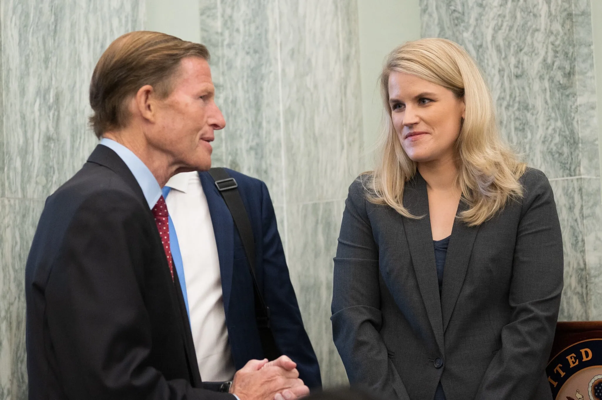 La lanceuse d'alerte Frances Haugen en conversation avec le sénateur Richard Blumenthal en 2021