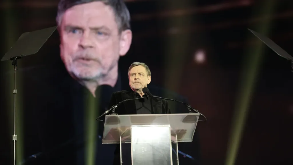 Carrie sur Prime Video : Mark Hamill méconnaissable, puis un hommage à Scream que Mike Flanagan confirme