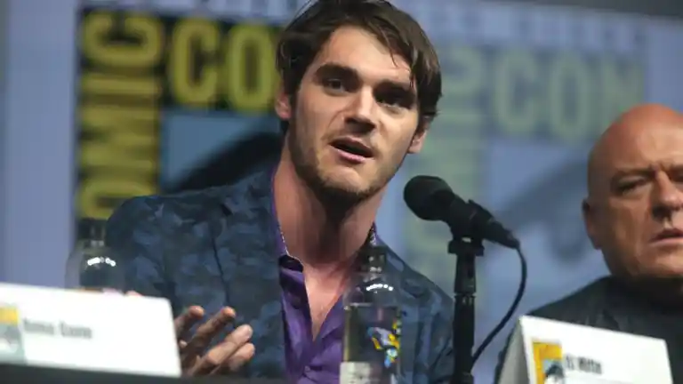 RJ Mitte prend la parole devant un microphone lors des dix ans de Breaking Bad au Comic-Con de San Diego en 2018