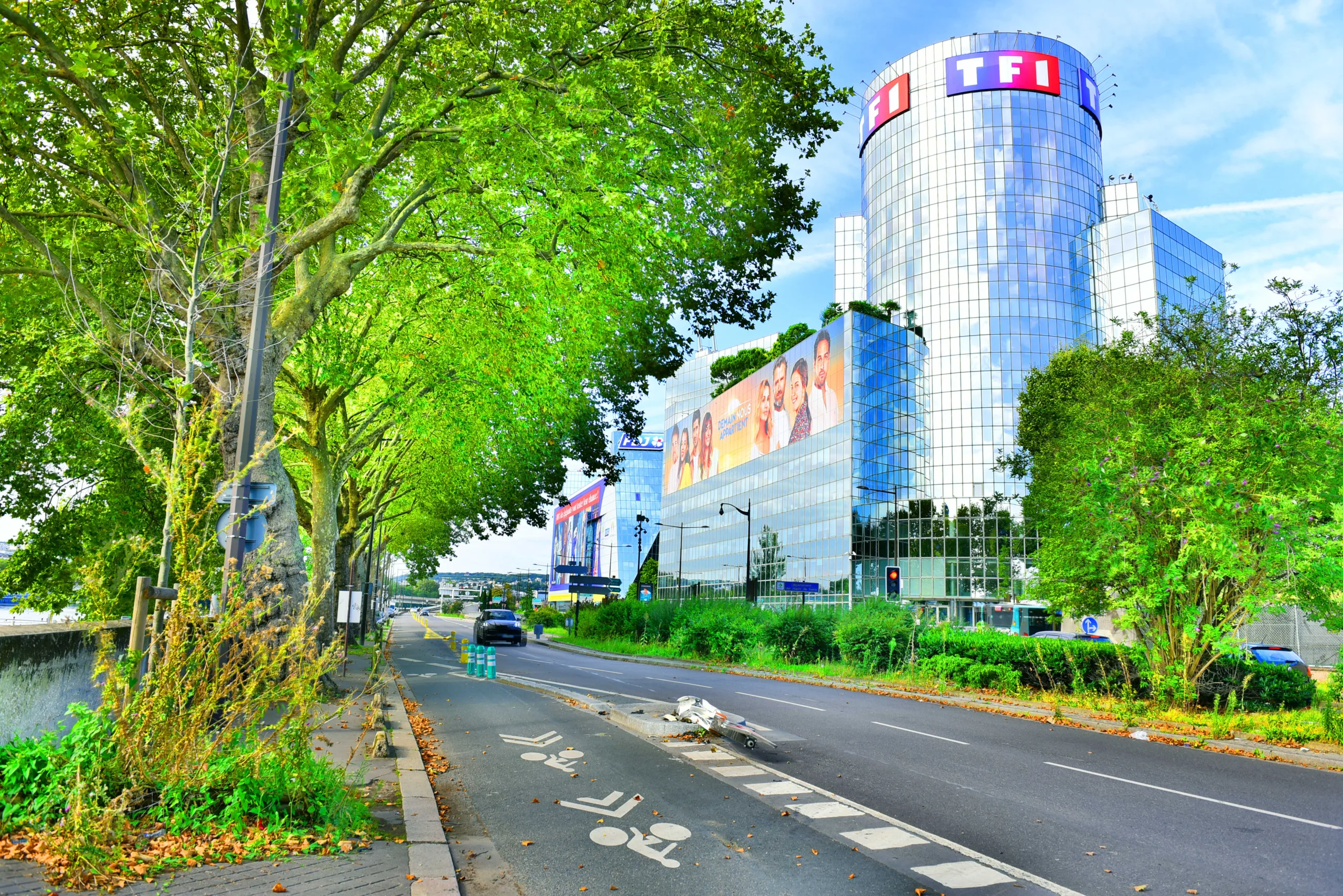 Tour du groupe TF1 à Boulogne-Billancourt, photographiée en 2023
