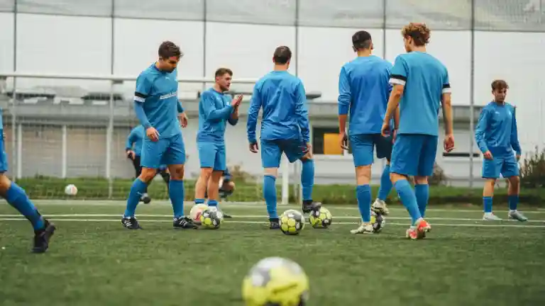 Équipe de footballeurs en entraînement sur terrain