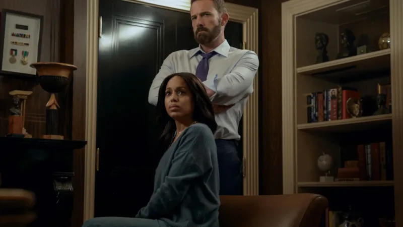 Ben Affleck debout derrière Kerry Washington assise dans un bureau
