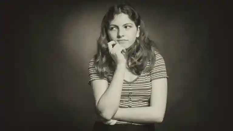 Portrait d’une femme au regard posé, illustration