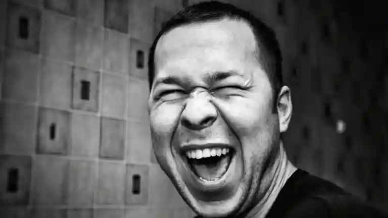 Portrait en noir et blanc d’un homme riant