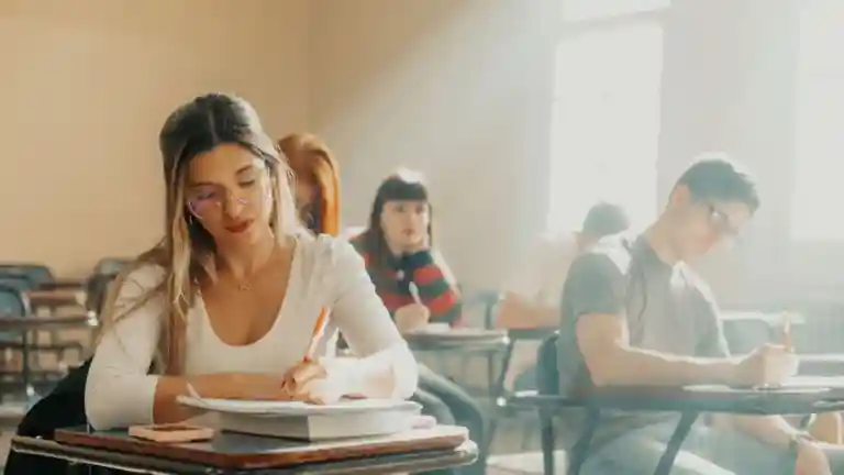 Étudiantes et étudiants prenant des notes dans une salle de cours