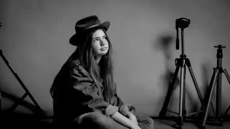 Adolescente assise dans un studio photographique
