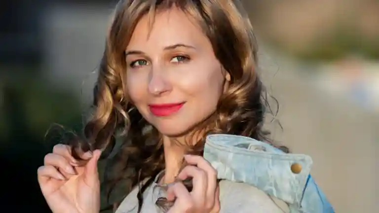 Portrait extérieur d’une femme portant une veste en jean