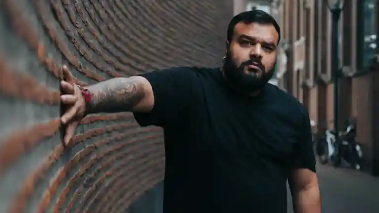 Portrait d’un modèle masculin de forte corpulence, illustration du casting de mannequin grande taille pour un défilé de téléfilm