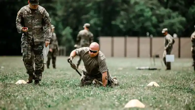 Plusieurs hommes en tenue militaire effectuent des exercices physiques sur un terrain.