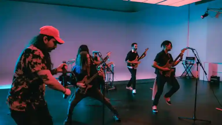 Groupe de musiciens jouant dans une salle avec plusieurs instruments