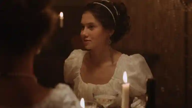 Personnage en tenue d'époque lors d'un dîner éclairé à la bougie